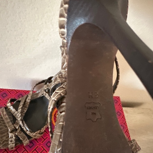 Tory Burch heels size 8 brown strappy - Picture 3 of 4